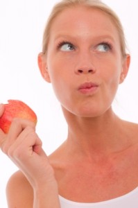 woman-eating-apple