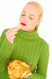 woman-eating-chips