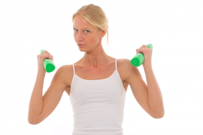 woman-lifting-weights