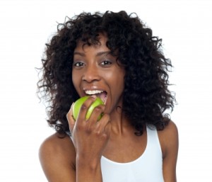woman-eating-apple