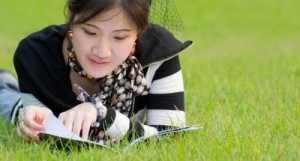 woman-reading-on-grass